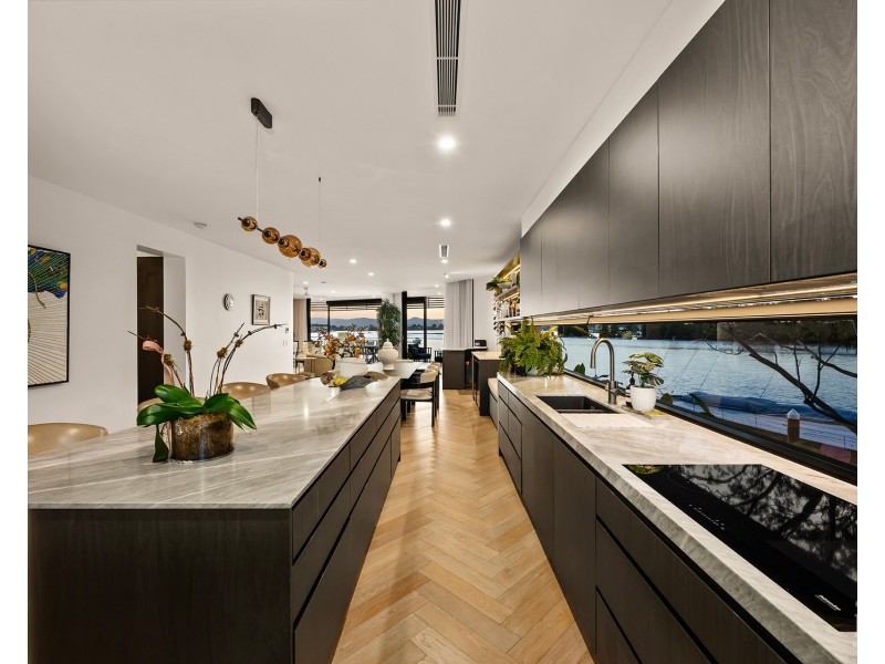 2/4  Paradise Parade, Paradise Point QLD 4216