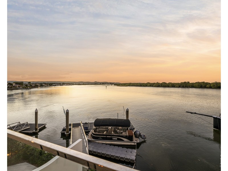 2/4  Paradise Parade, Paradise Point QLD 4216