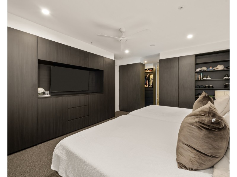 2/4  Paradise Parade, Paradise Point QLD 4216