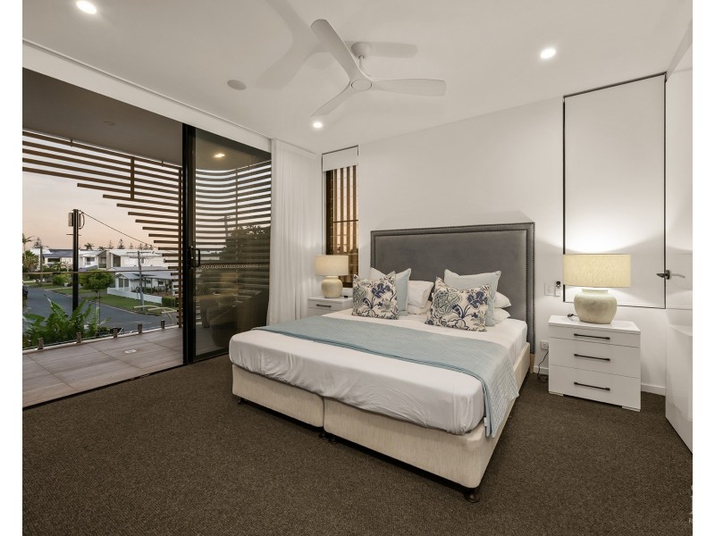 2/4  Paradise Parade, Paradise Point QLD 4216