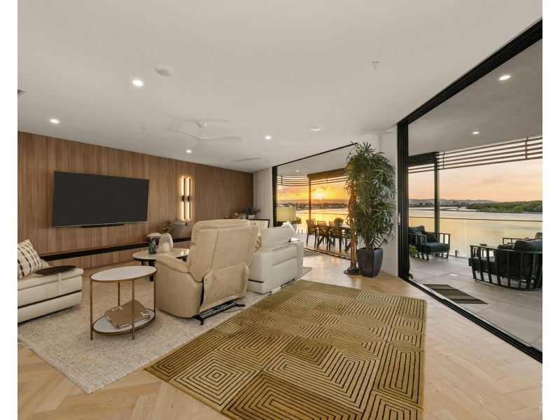 2/4  Paradise Parade, Paradise Point QLD 4216