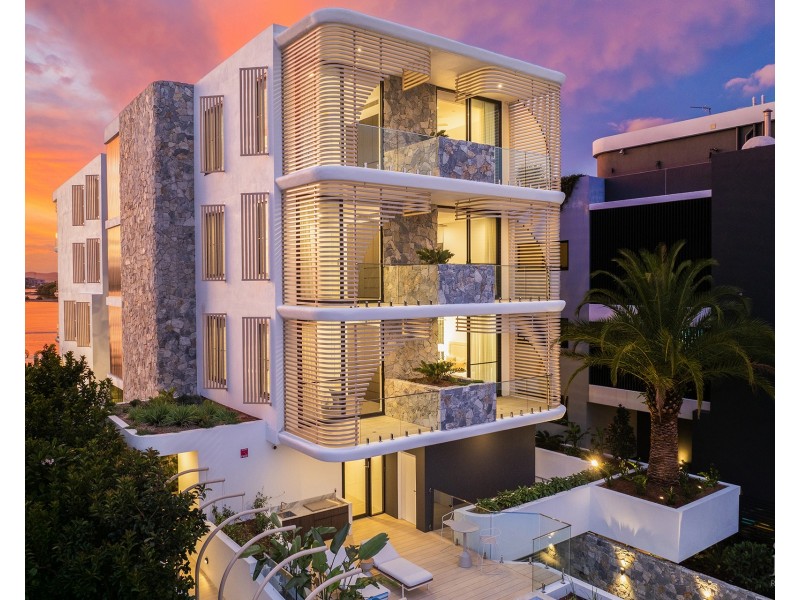 2/4  Paradise Parade, Paradise Point QLD 4216