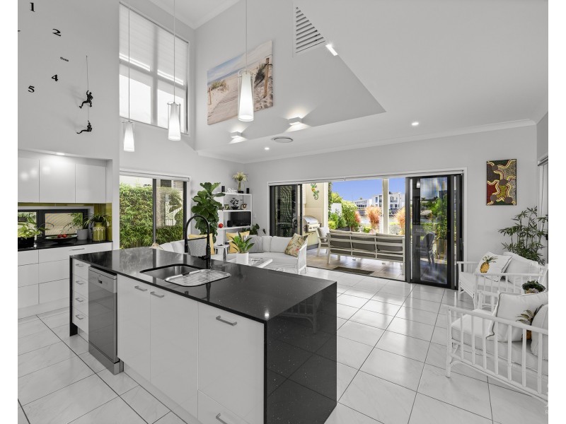 15 Waters Close, Hope Island QLD 4212