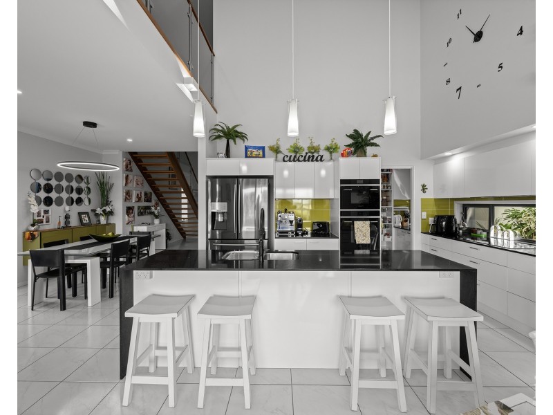 15 Waters Close, Hope Island QLD 4212