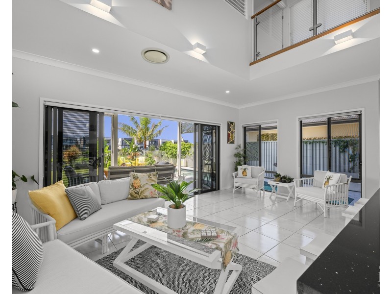 15 Waters Close, Hope Island QLD 4212