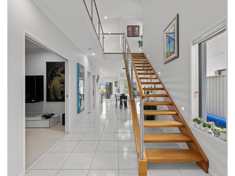 15 Waters Close, Hope Island QLD 4212