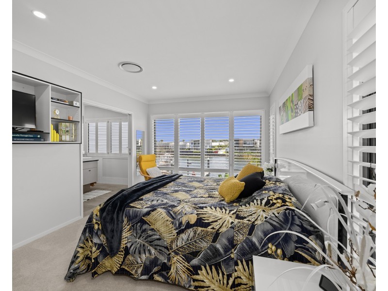 15 Waters Close, Hope Island QLD 4212