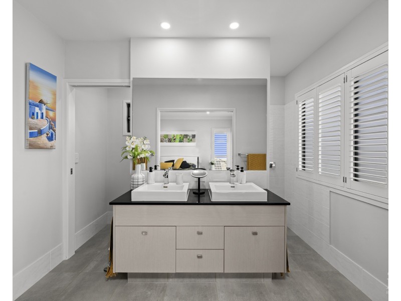 15 Waters Close, Hope Island QLD 4212