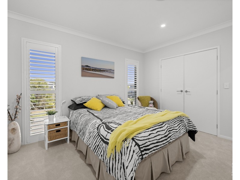 15 Waters Close, Hope Island QLD 4212