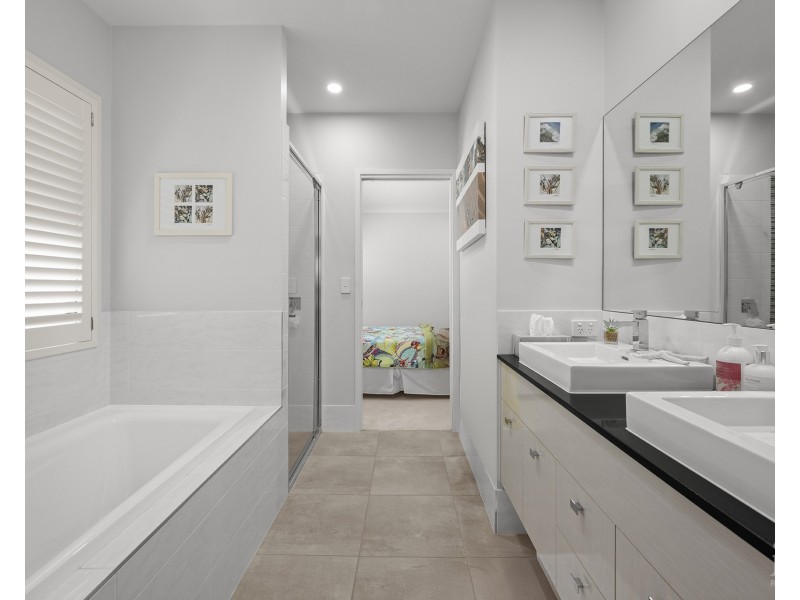 15 Waters Close, Hope Island QLD 4212