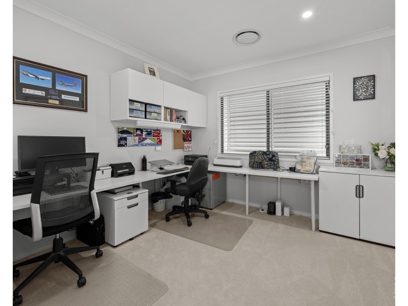 15 Waters Close, Hope Island QLD 4212