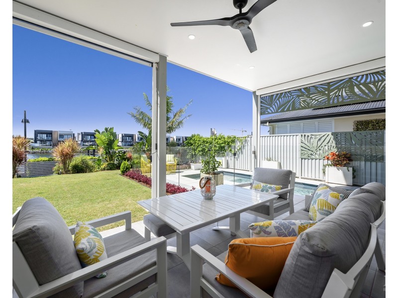 15 Waters Close, Hope Island QLD 4212