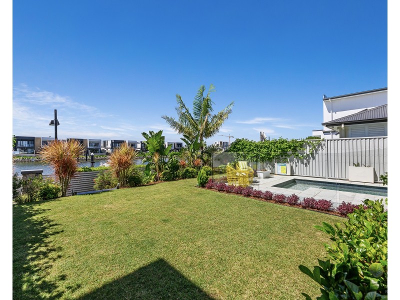 15 Waters Close, Hope Island QLD 4212