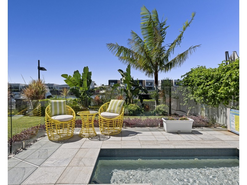 15 Waters Close, Hope Island QLD 4212