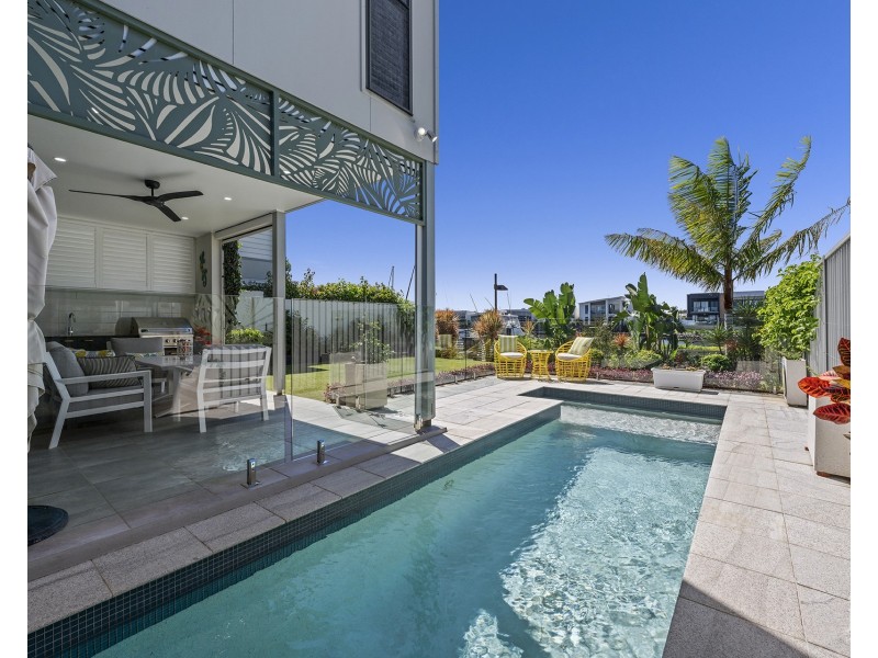 15 Waters Close, Hope Island QLD 4212