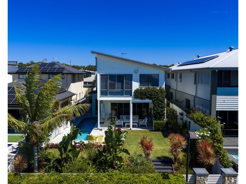 15 Waters Close, Hope Island QLD 4212