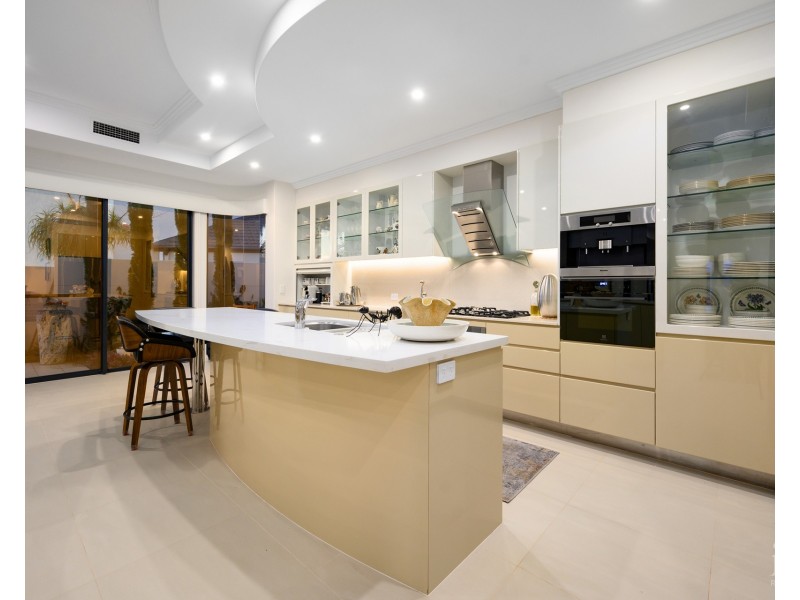 33 The Peninsula, Sovereign Islands QLD 4216