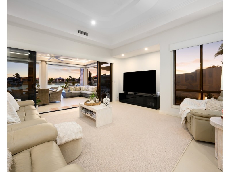 33 The Peninsula, Sovereign Islands QLD 4216