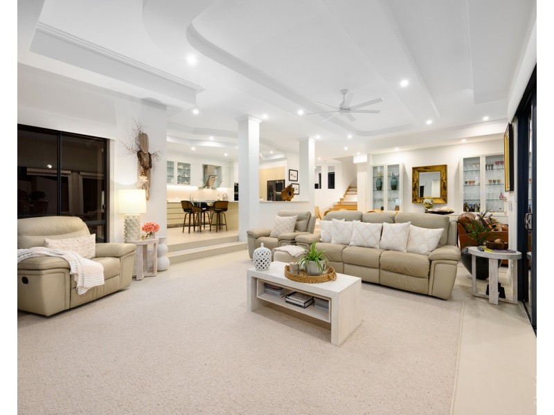 33 The Peninsula, Sovereign Islands QLD 4216