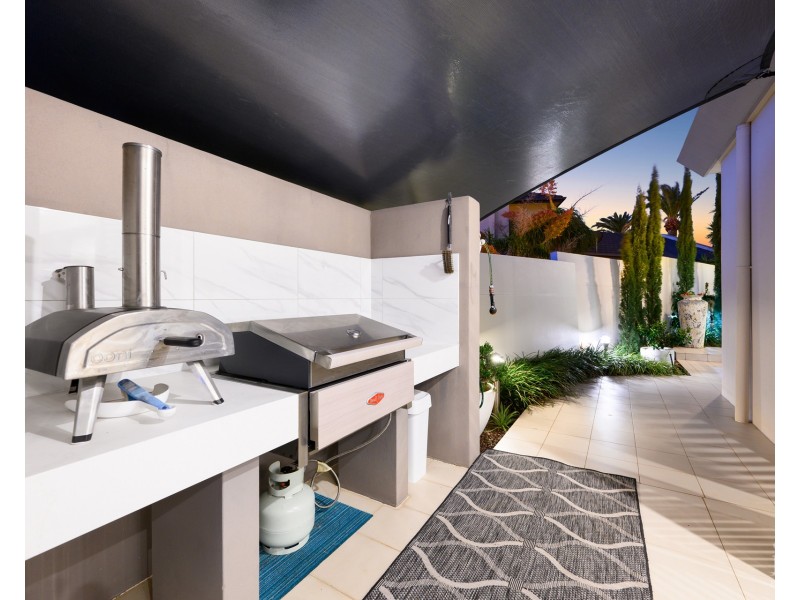 33 The Peninsula, Sovereign Islands QLD 4216