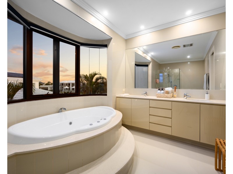 33 The Peninsula, Sovereign Islands QLD 4216