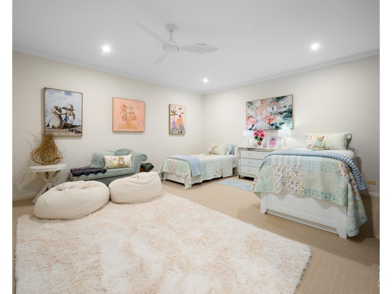 33 The Peninsula, Sovereign Islands QLD 4216