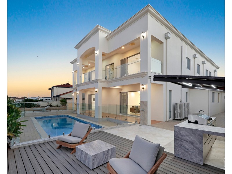 22 Erave Avenue, Runaway Bay QLD 4216