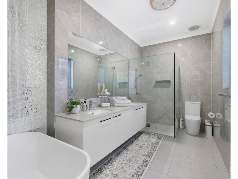 22 Erave Avenue, Runaway Bay QLD 4216