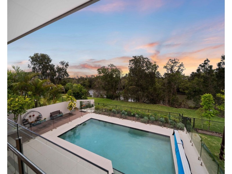 33 The Peninsula, Helensvale QLD 4212