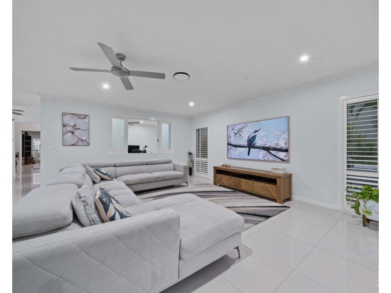 33 The Peninsula, Helensvale QLD 4212