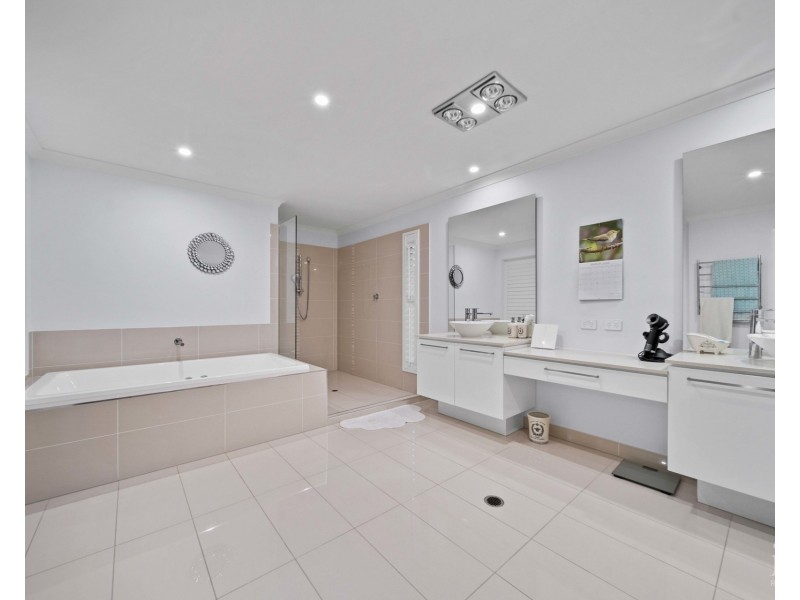 33 The Peninsula, Helensvale QLD 4212