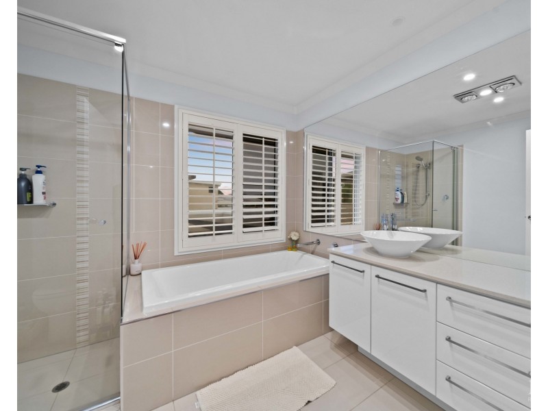 33 The Peninsula, Helensvale QLD 4212