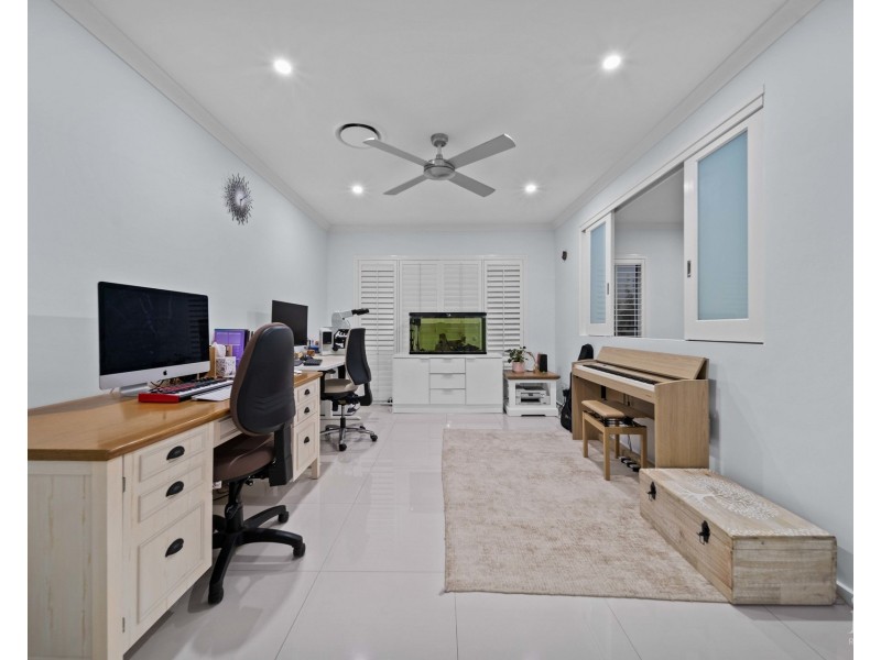 33 The Peninsula, Helensvale QLD 4212