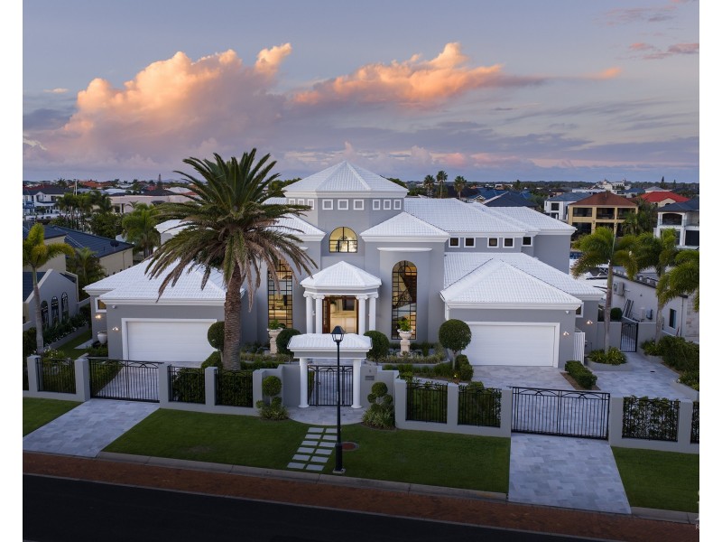 5-7 Queen Guineveres Place, Sovereign Islands QLD 4216