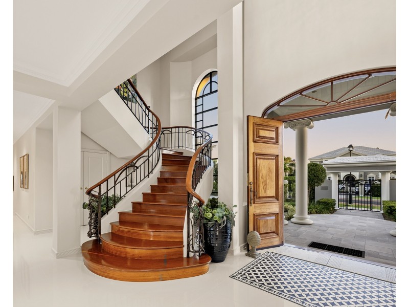 5-7 Queen Guineveres Place, Sovereign Islands QLD 4216