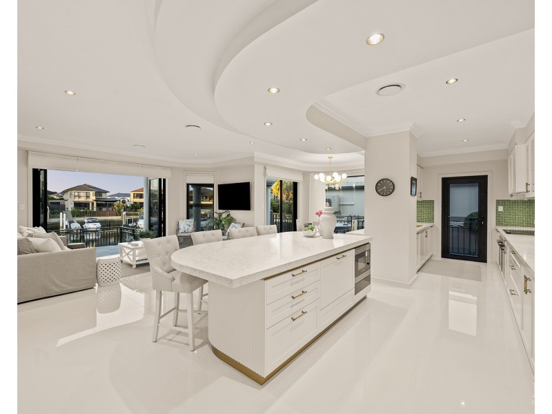 5-7 Queen Guineveres Place, Sovereign Islands QLD 4216