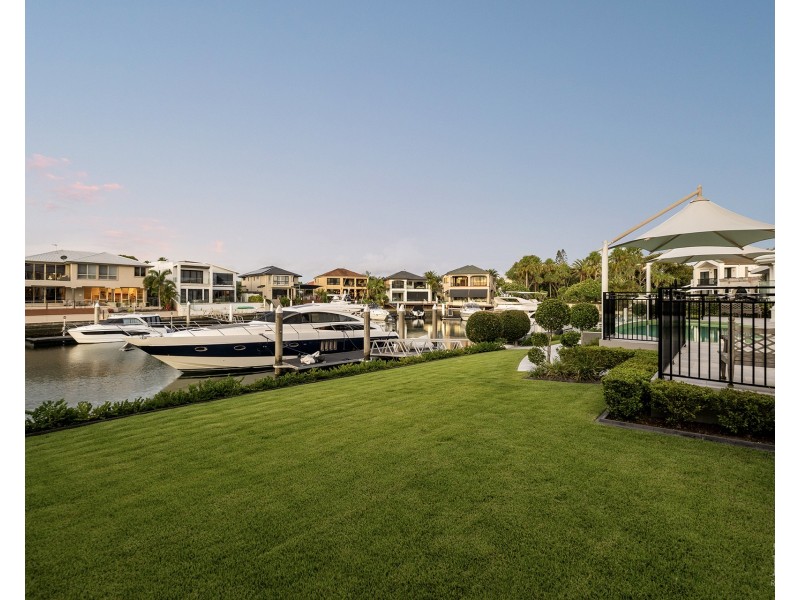 5-7 Queen Guineveres Place, Sovereign Islands QLD 4216