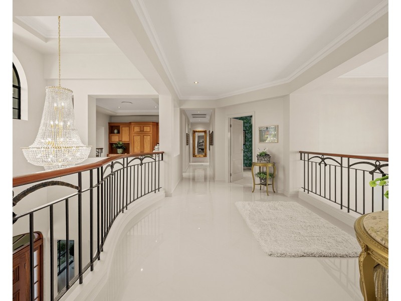 5-7 Queen Guineveres Place, Sovereign Islands QLD 4216