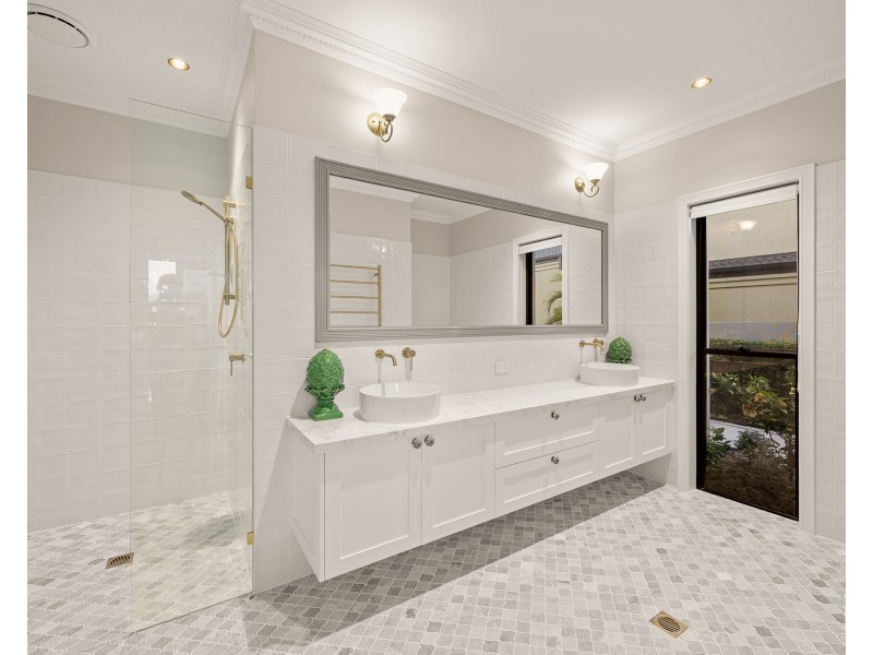 5-7 Queen Guineveres Place, Sovereign Islands QLD 4216