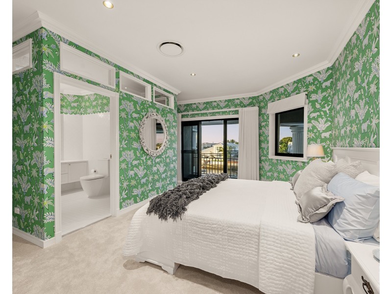 5-7 Queen Guineveres Place, Sovereign Islands QLD 4216