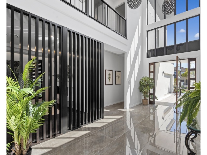 13 King James Court, Sovereign Islands QLD 4216