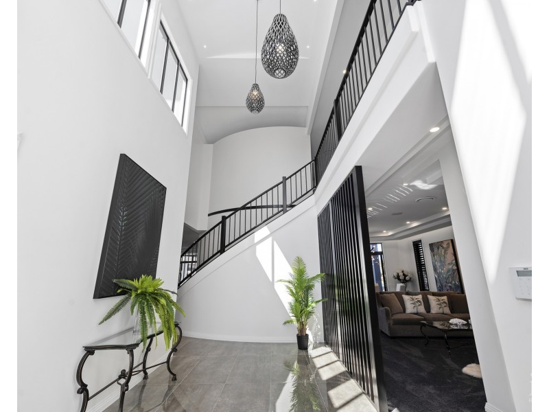 13 King James Court, Sovereign Islands QLD 4216