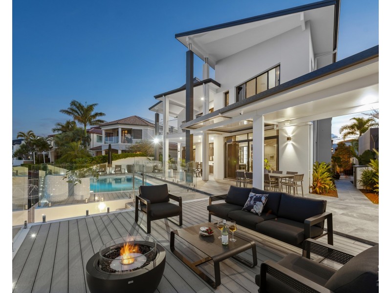 13 King James Court, Sovereign Islands QLD 4216