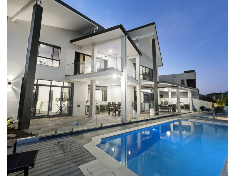 13 King James Court, Sovereign Islands QLD 4216