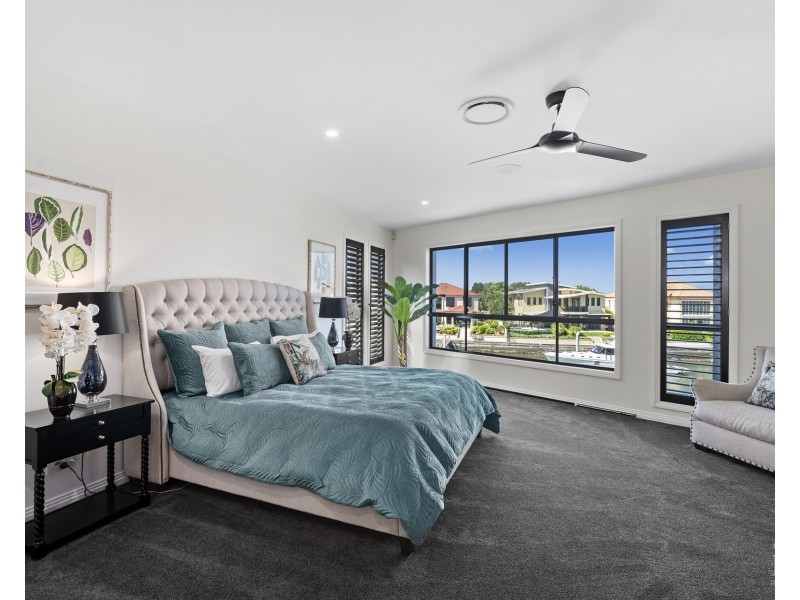 13 King James Court, Sovereign Islands QLD 4216