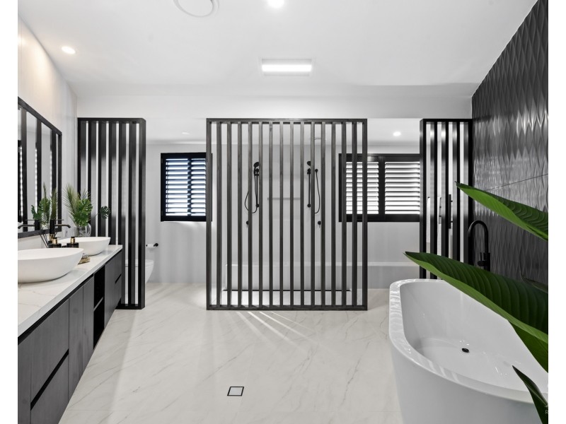 13 King James Court, Sovereign Islands QLD 4216