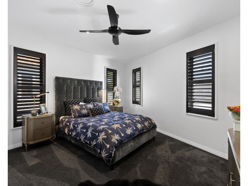 13 King James Court, Sovereign Islands QLD 4216