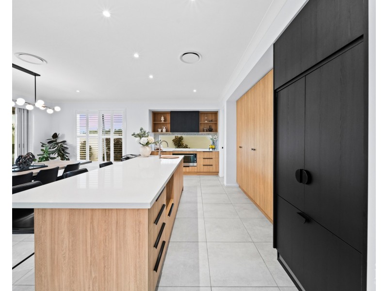 9220 Peter Senior Drive, Hope Island QLD 4212