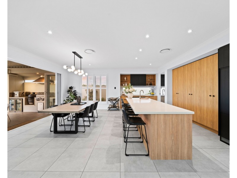 9220 Peter Senior Drive, Hope Island QLD 4212