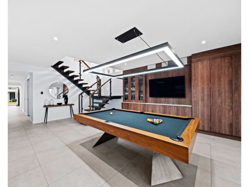 9220 Peter Senior Drive, Hope Island QLD 4212